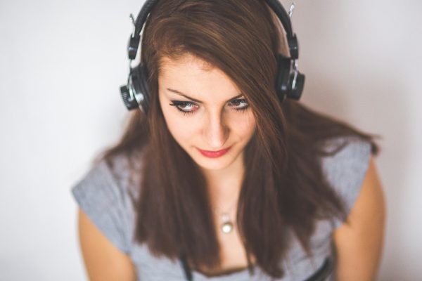 girl with headphones 