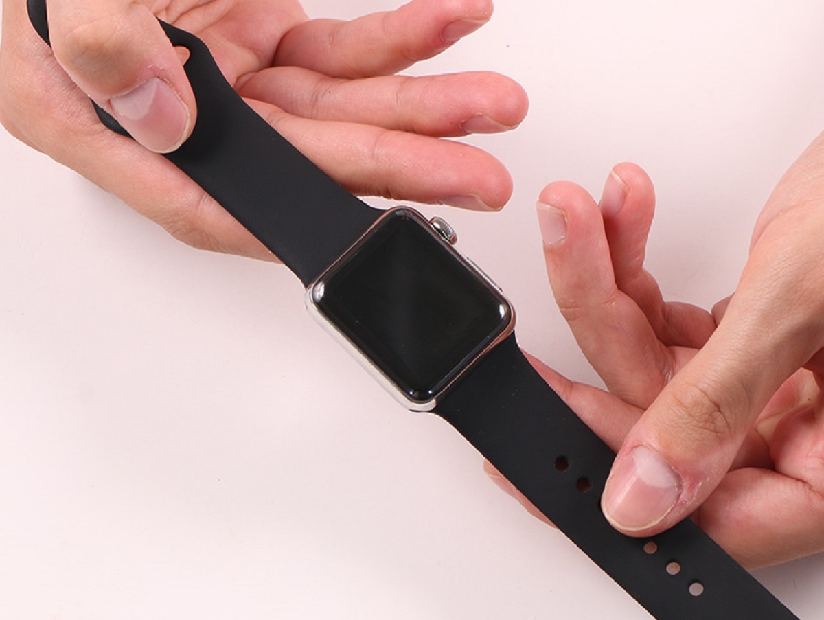 how-to-put-apple-watch-band-on