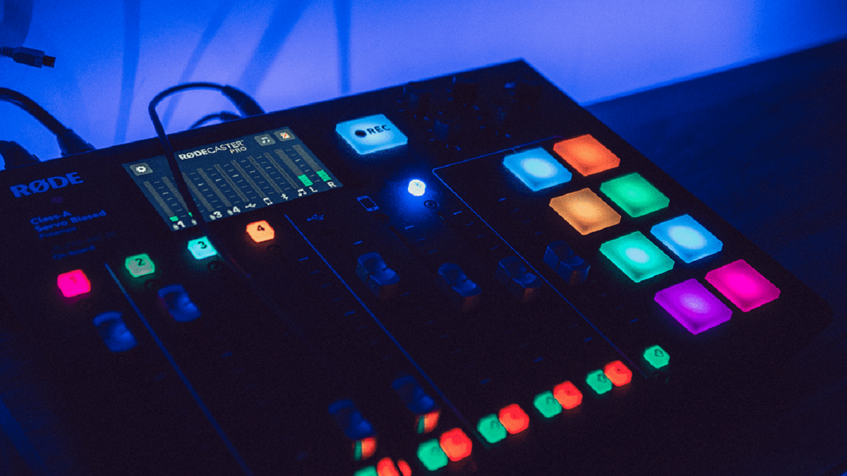 14 Best Podcast Mixer for 2023