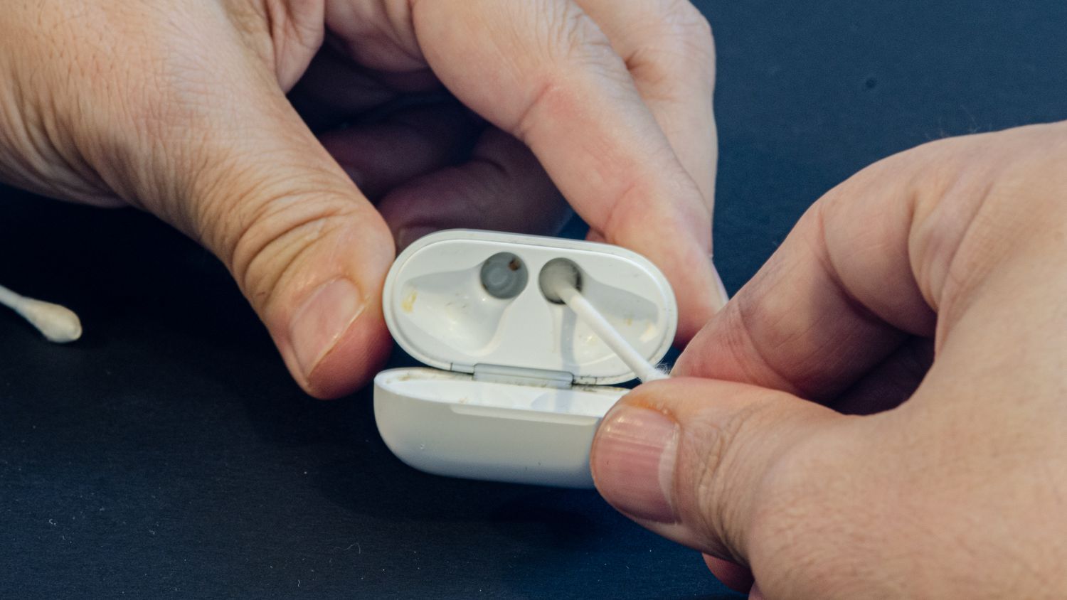 how-to-clean-your-airpods-case