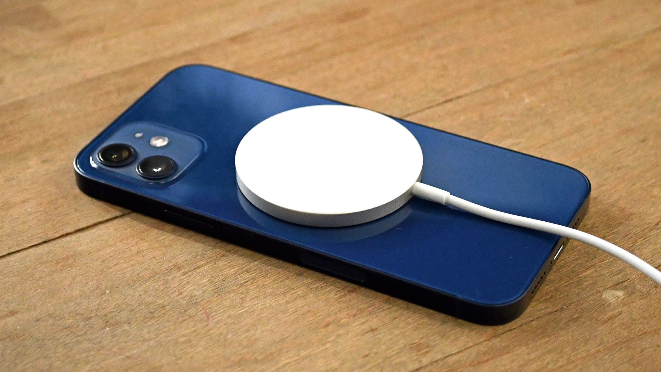 how-to-turn-on-reverse-wireless-charging-iphone-13