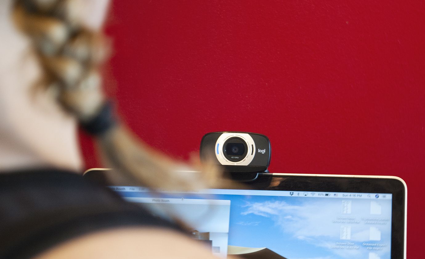 How To Zoom Out Of Logitech Webcam