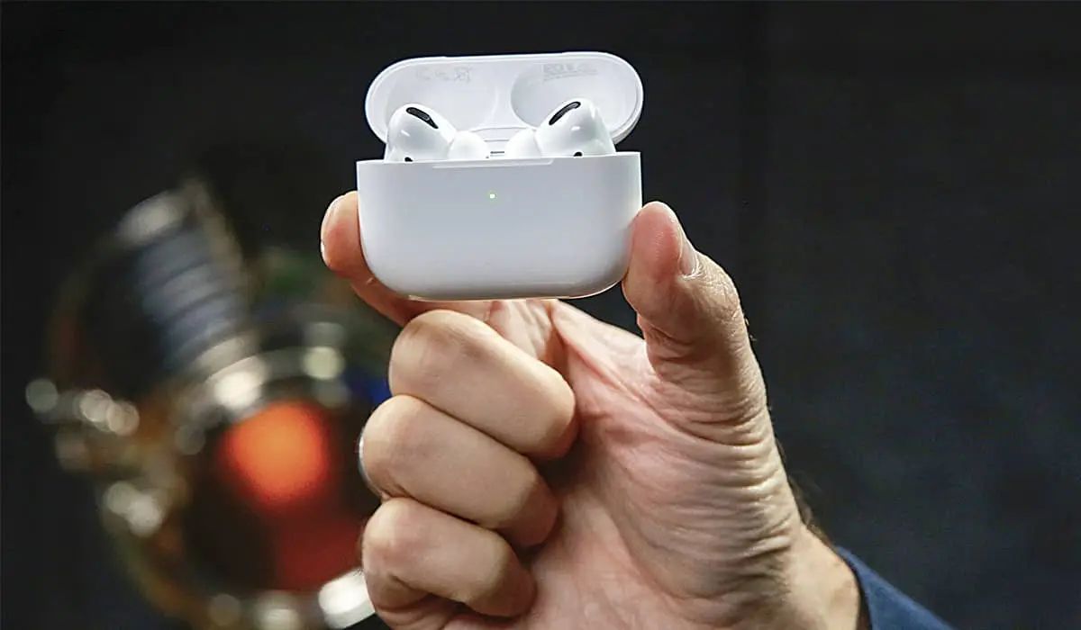 why-are-my-airpods-flashing-red