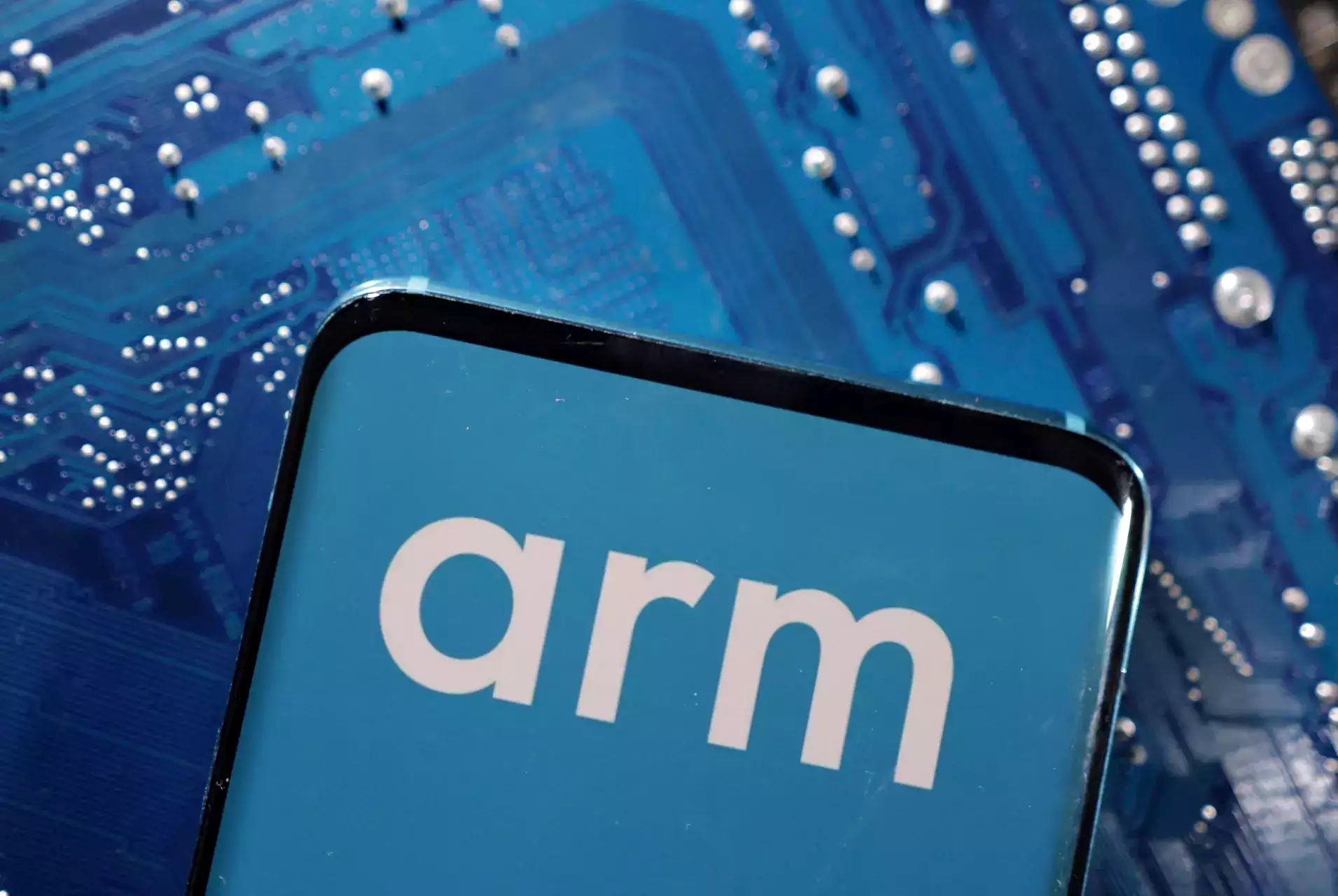 arm-aims-for-52-billion-valuation-with-latest-ipo-filing
