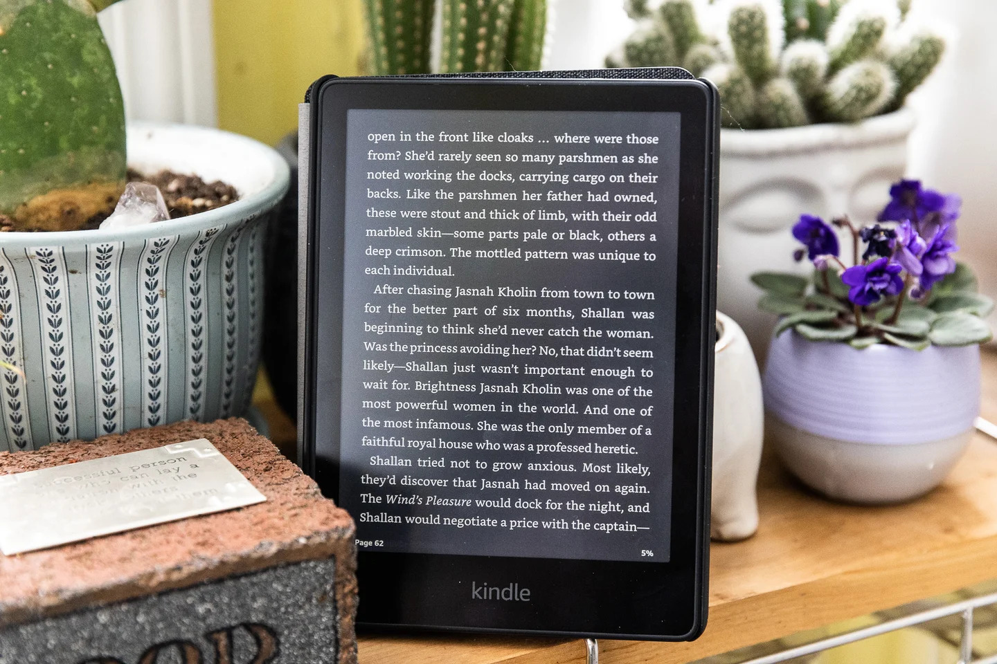 Kindle Essentials Bundle including Kindle (2022 release) - Black - Without  Lockscreen Ads, Fabric Cover - Dark Emerald, and Power Adapter