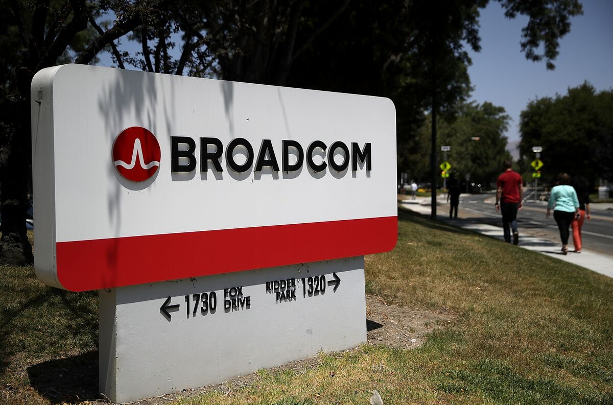 Deadline Approaches: Broadcom Struggles To Finalize $61B VMware Deal