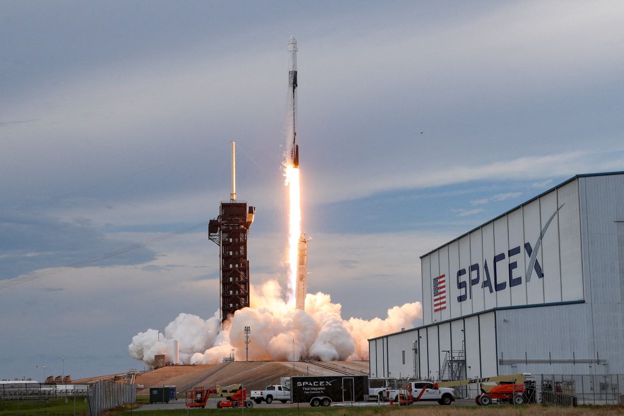 discriminatory-pay-schemes-alleged-in-spacex-lawsuit