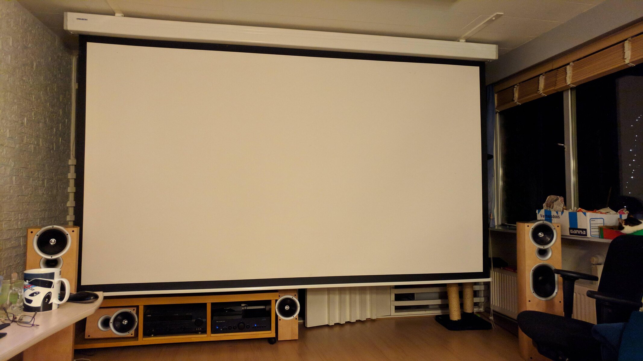 how-to-get-projector-screen-to-roll-up