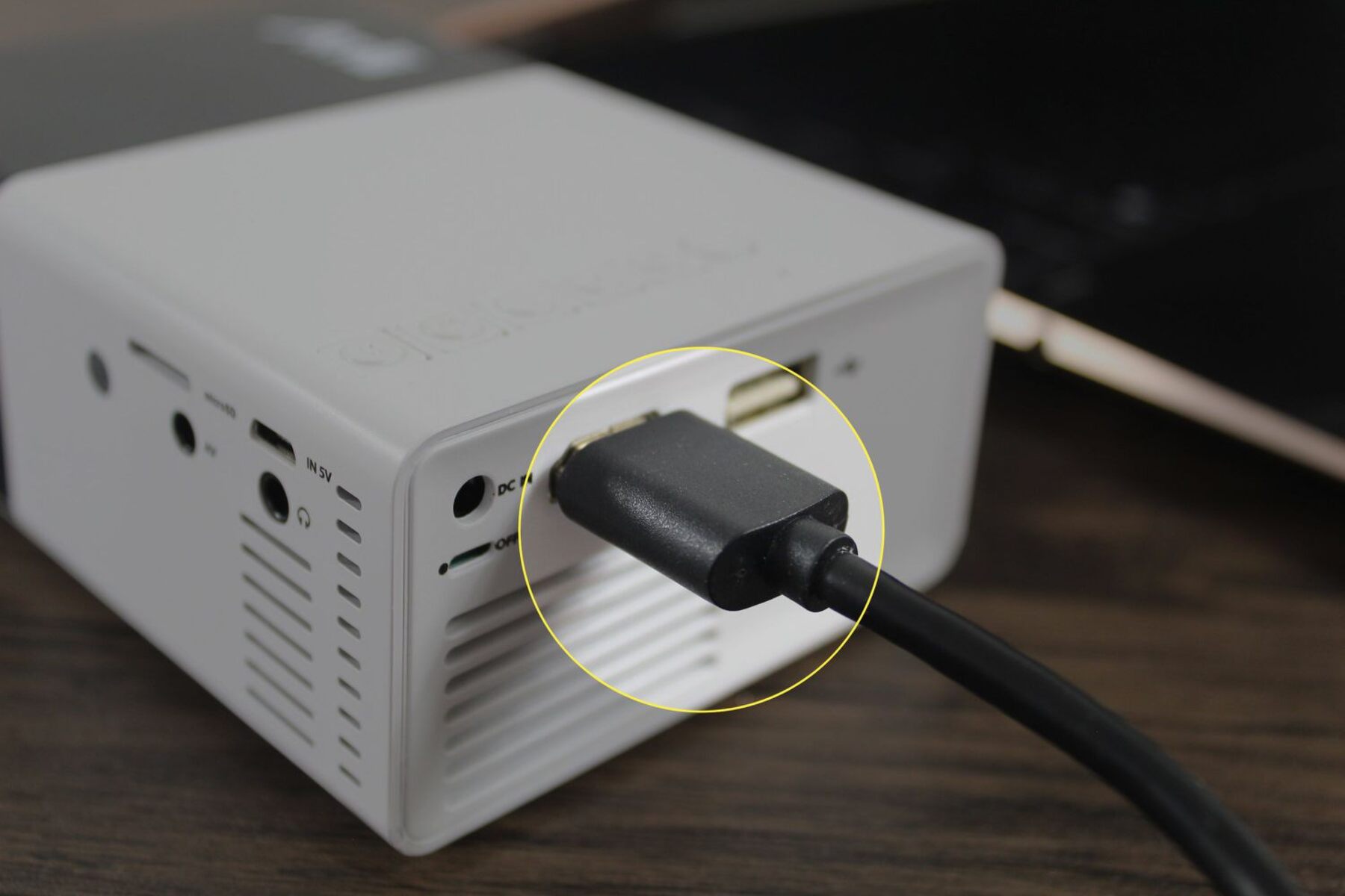 How To Hook Up Cable To Projector
