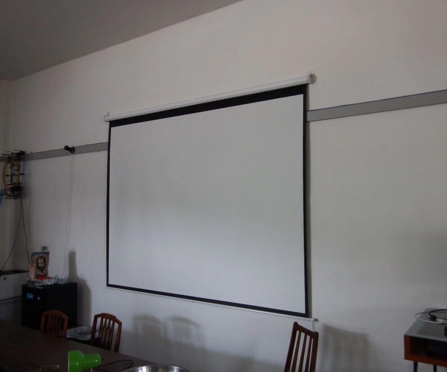 how-to-install-projector-screen-on-wall