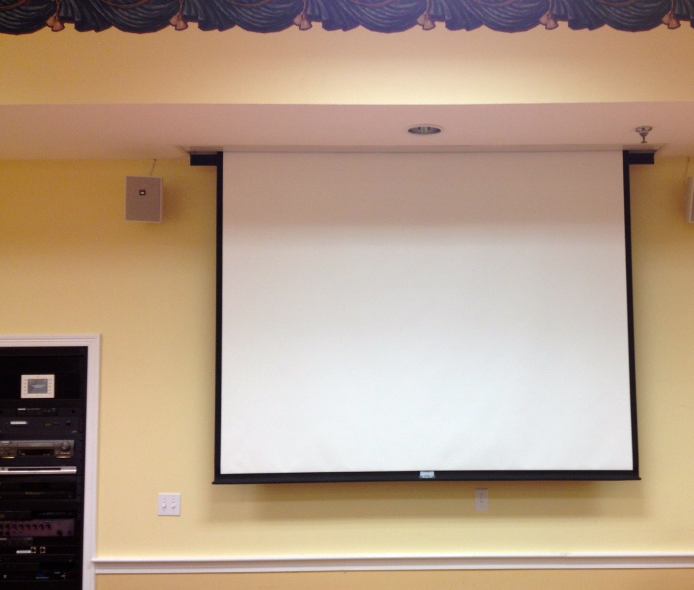 how-to-retract-a-projector-screen