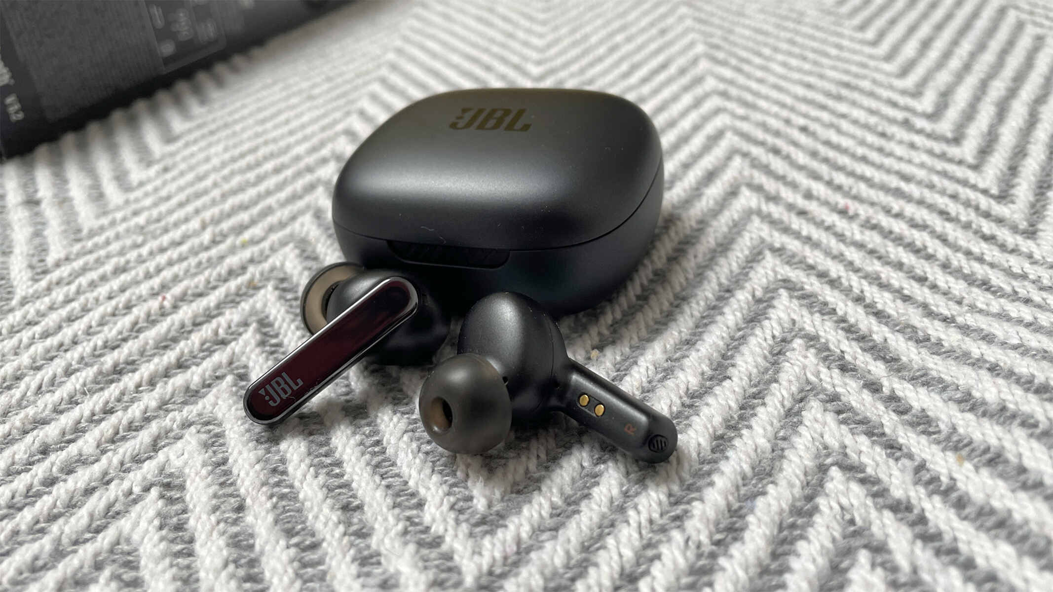 how-to-turn-on-noise-cancelling-on-jbl-earbuds