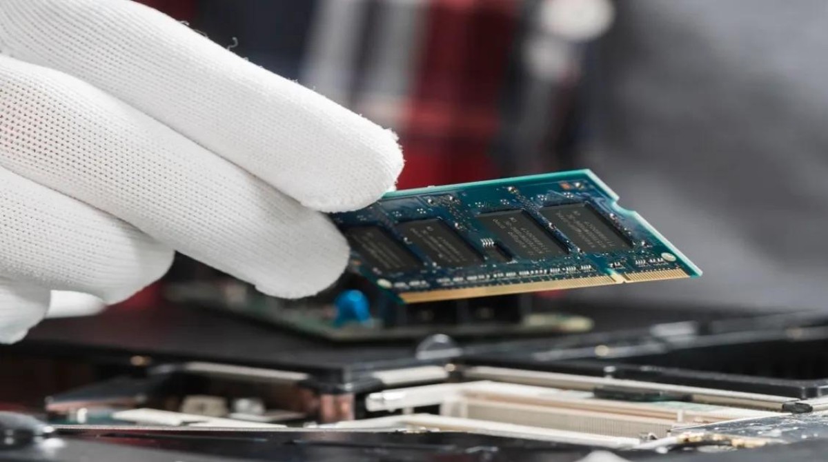 How To Clean A RAM Slot