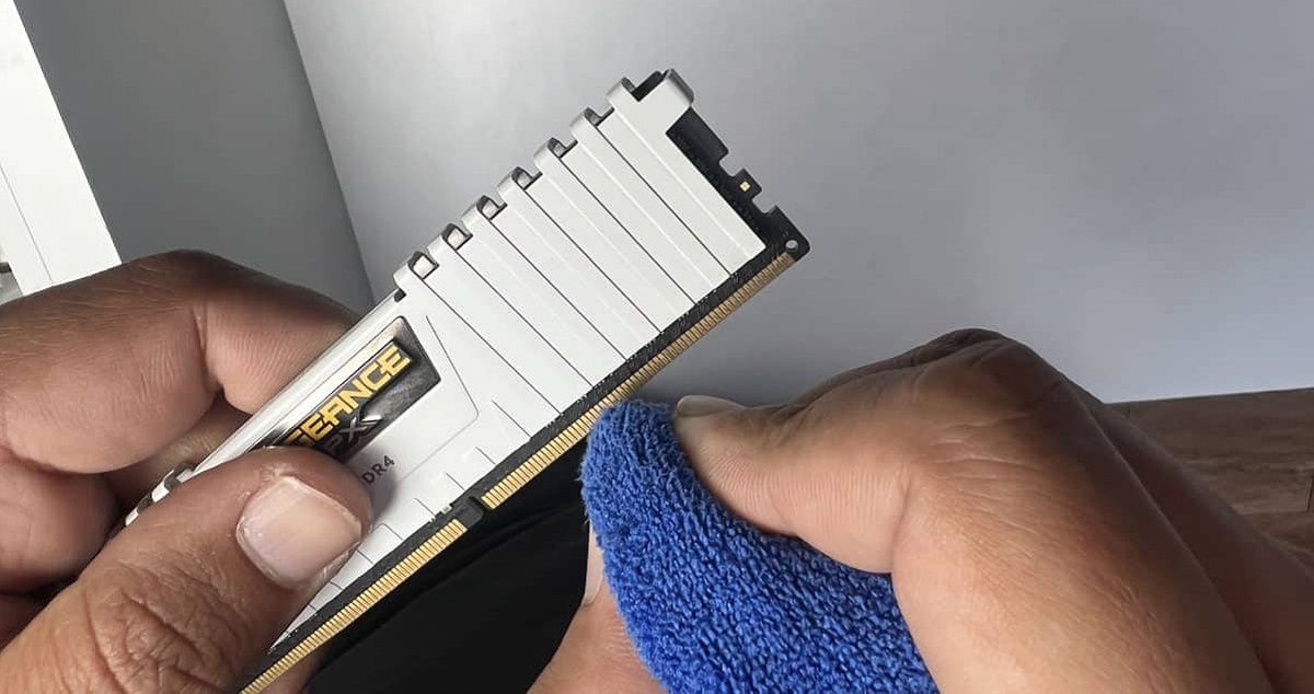 How To Clean RAM Stick