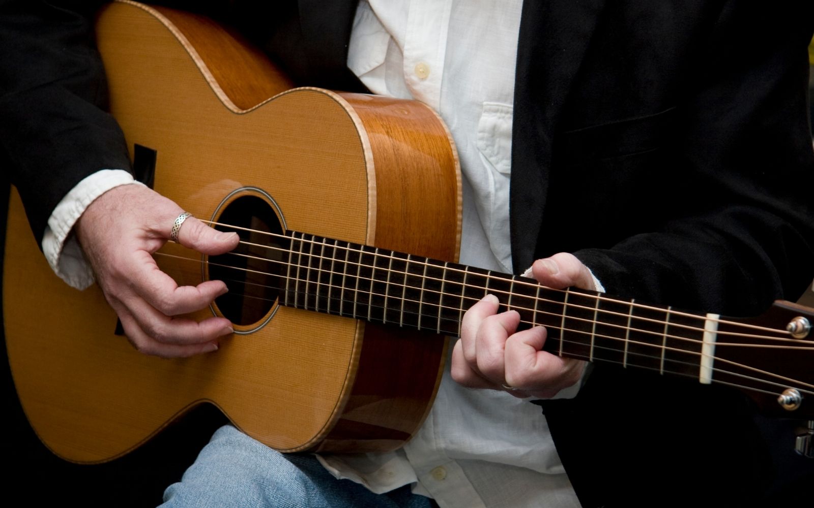 famous-people-who-play-the-acoustic-guitar