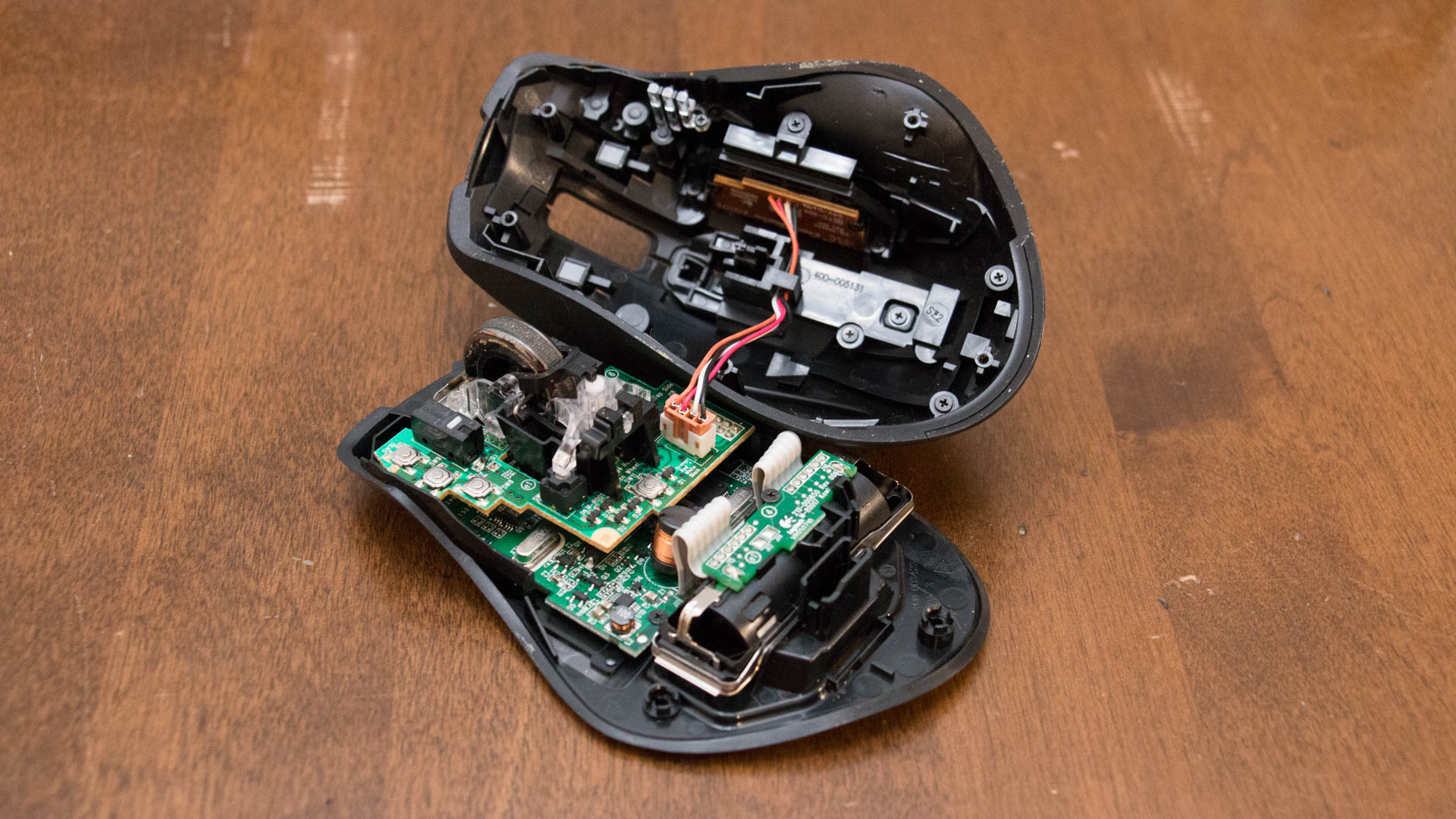 How Do You Disassemble A Logitech G700S Gaming Mouse?