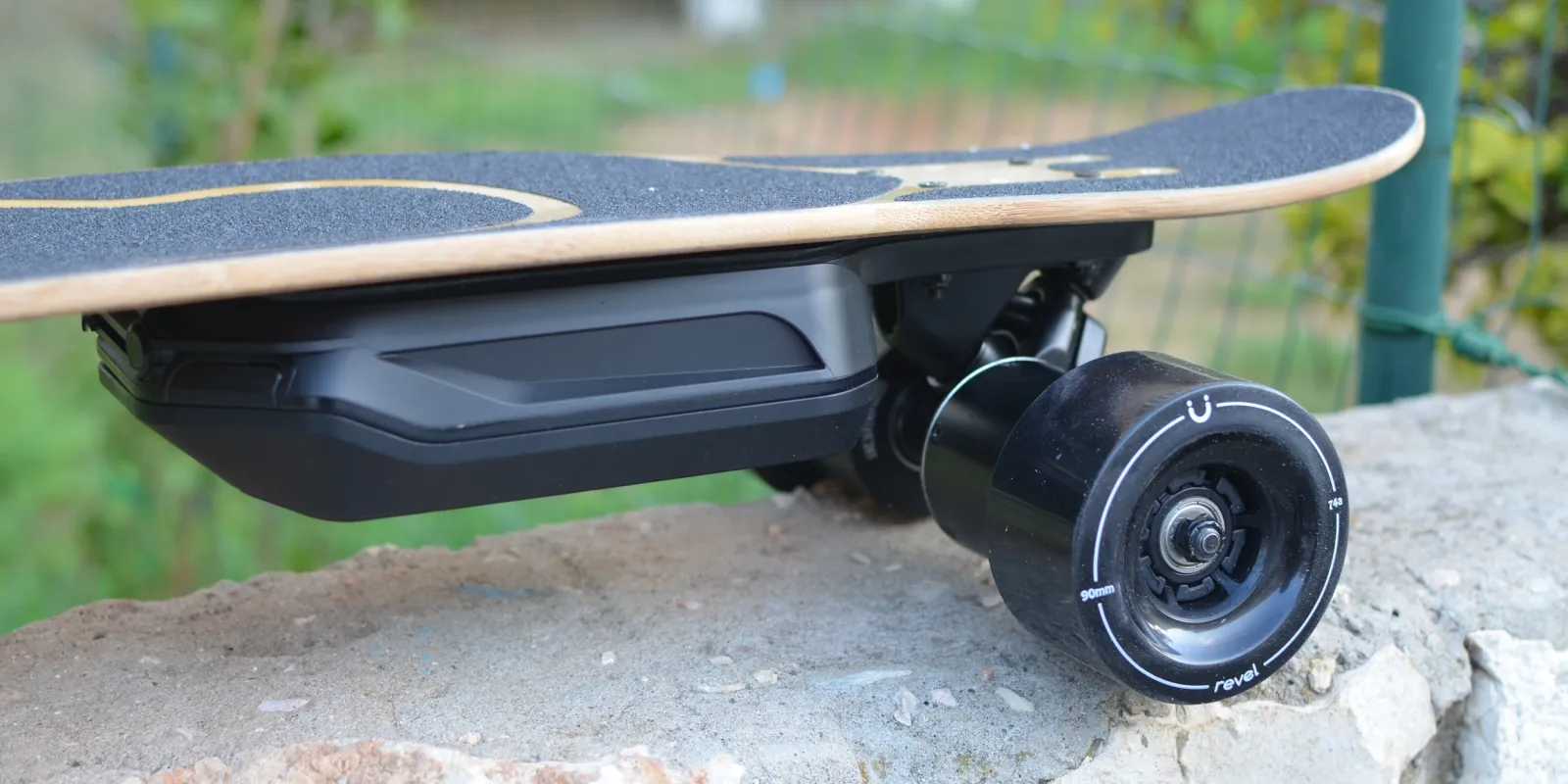 how-do-you-turn-on-an-electric-skateboard