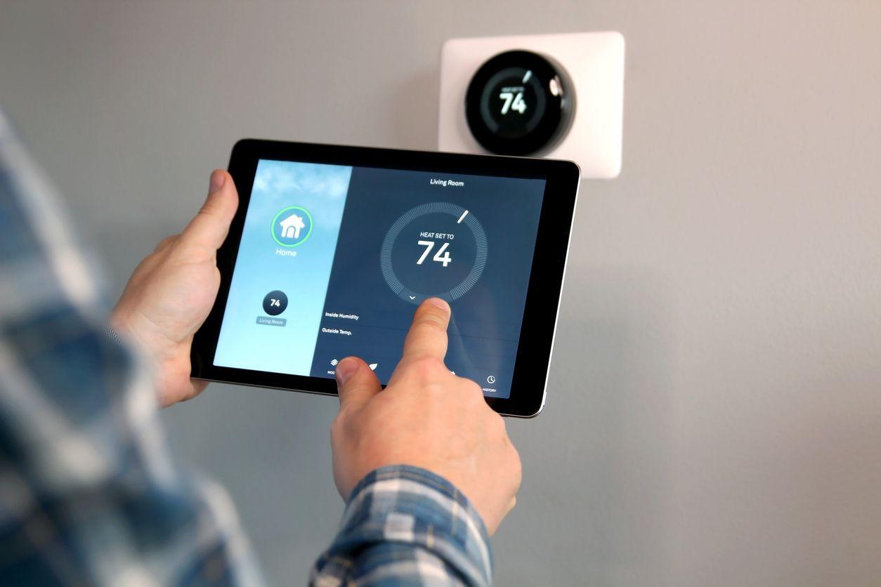 how-does-a-smart-thermostat-work-with-geofencing-with-housecleaners