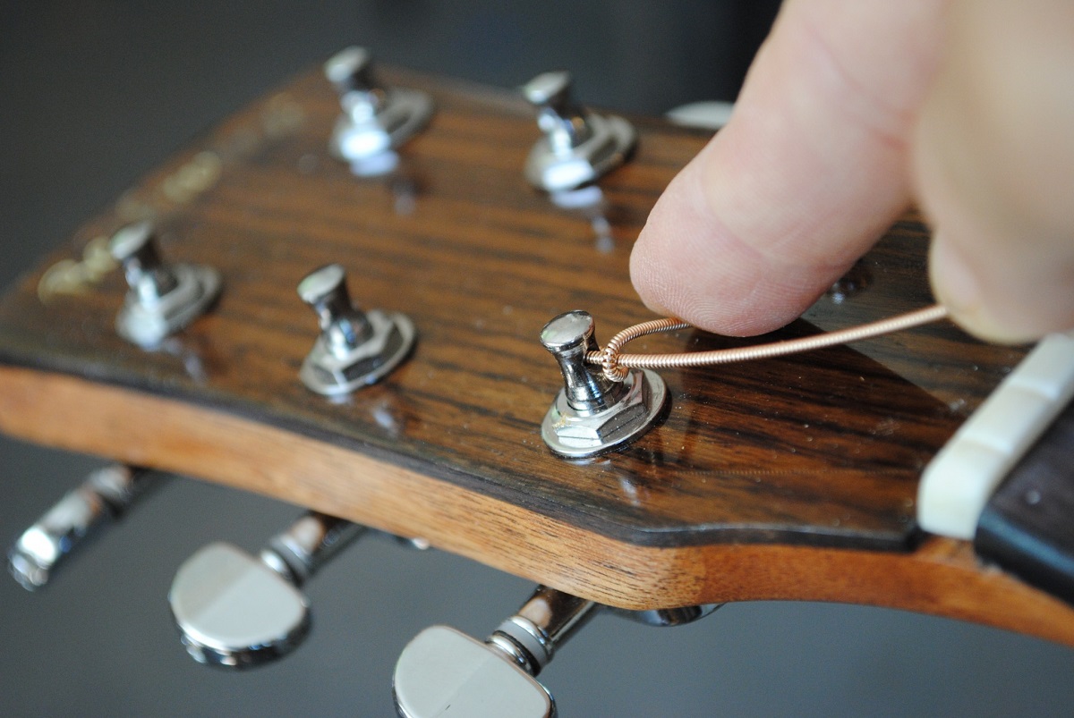 How Many Wraps Around Tuning Keys For An Electric Guitar