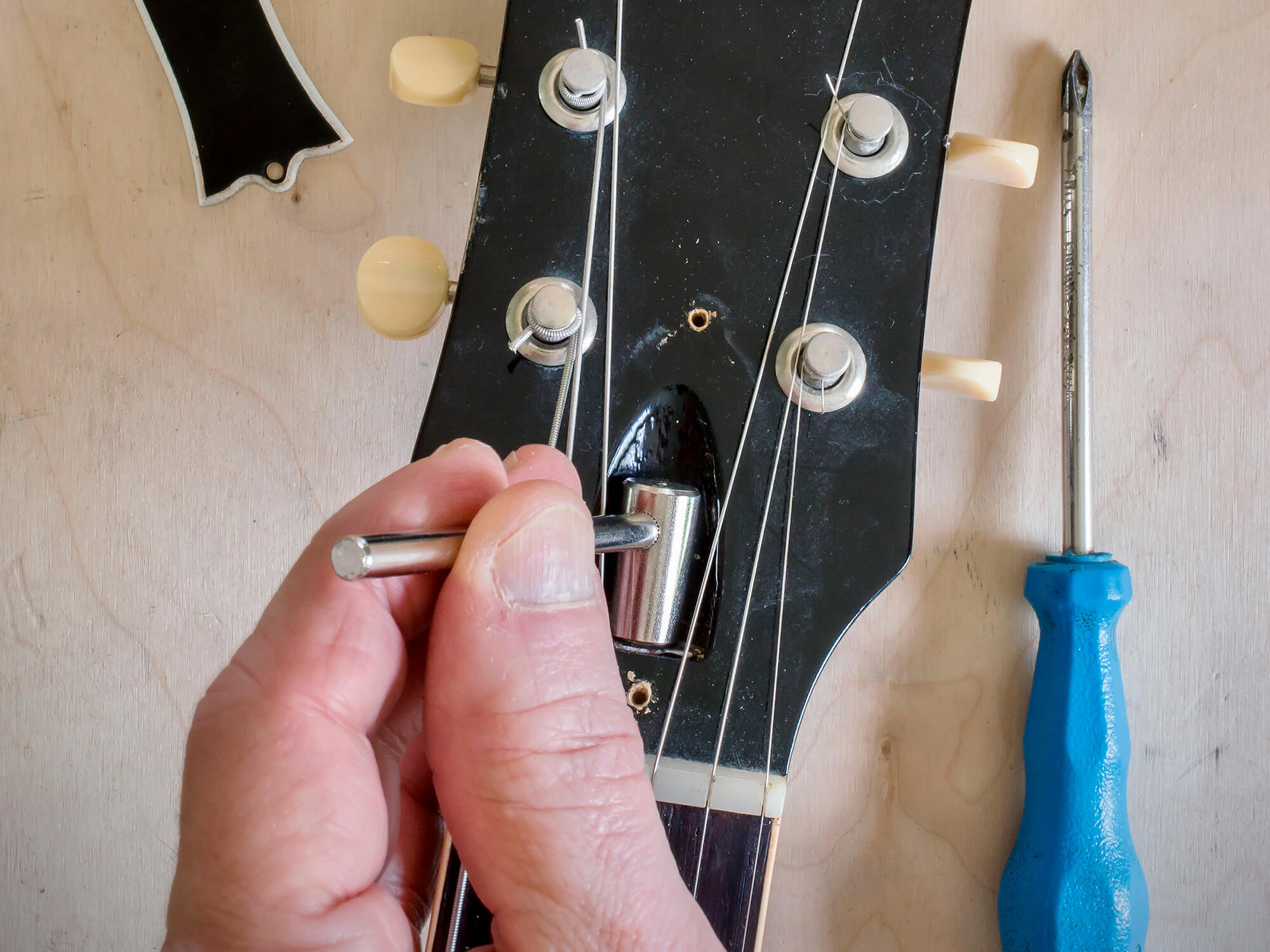 how-to-adjust-the-truss-rod-on-an-electric-guitar