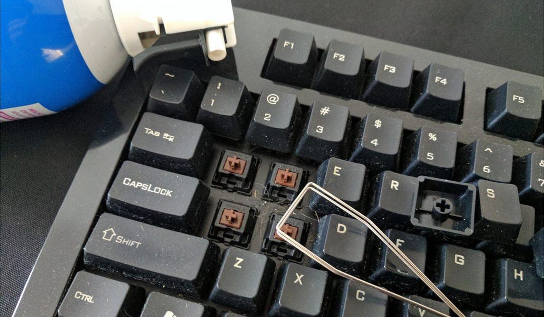 how-to-clean-a-gaming-keyboard-with-oil-marks