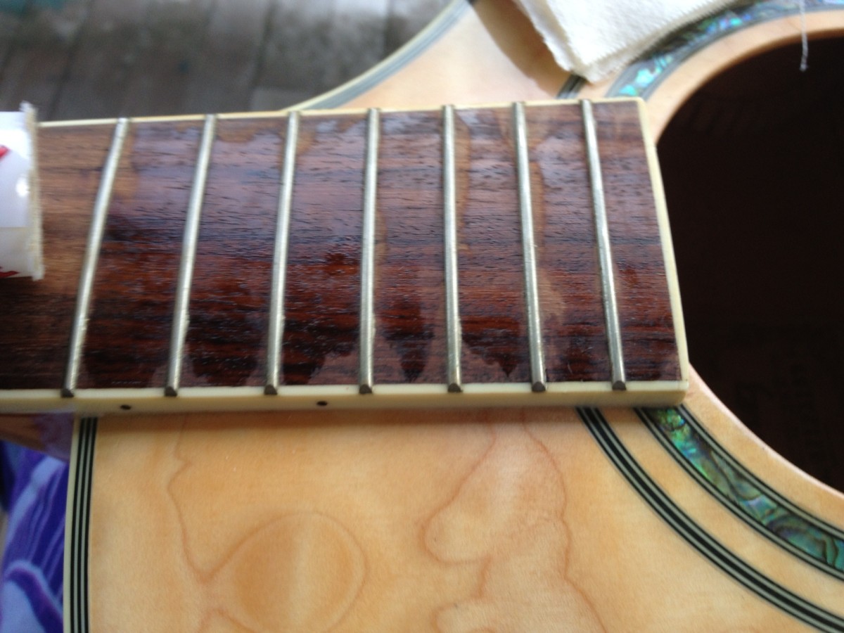 how-to-clean-acoustic-guitar-fretboard