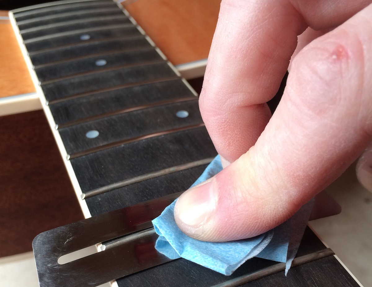 how-to-clean-an-electric-guitar-fretboard