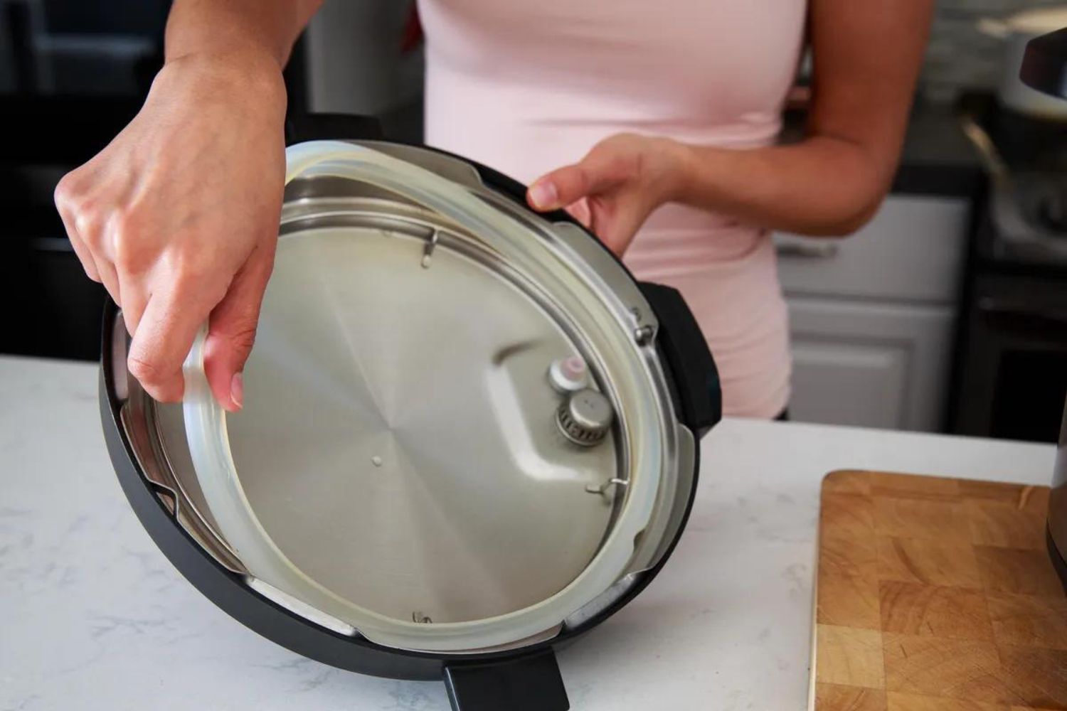 How To Clean An Electric Pressure Cooker Lid