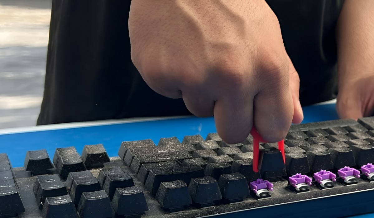 how-to-clean-under-keys-on-razer-mechanical-keyboard