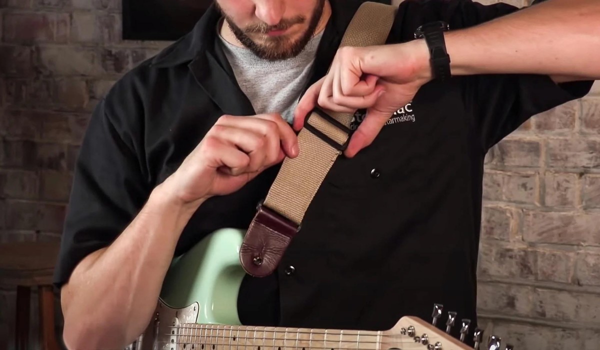 How To Correctly Put On An Electric Guitar Strap