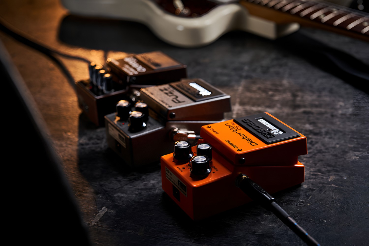 how-to-create-distortion-on-an-electric-guitar
