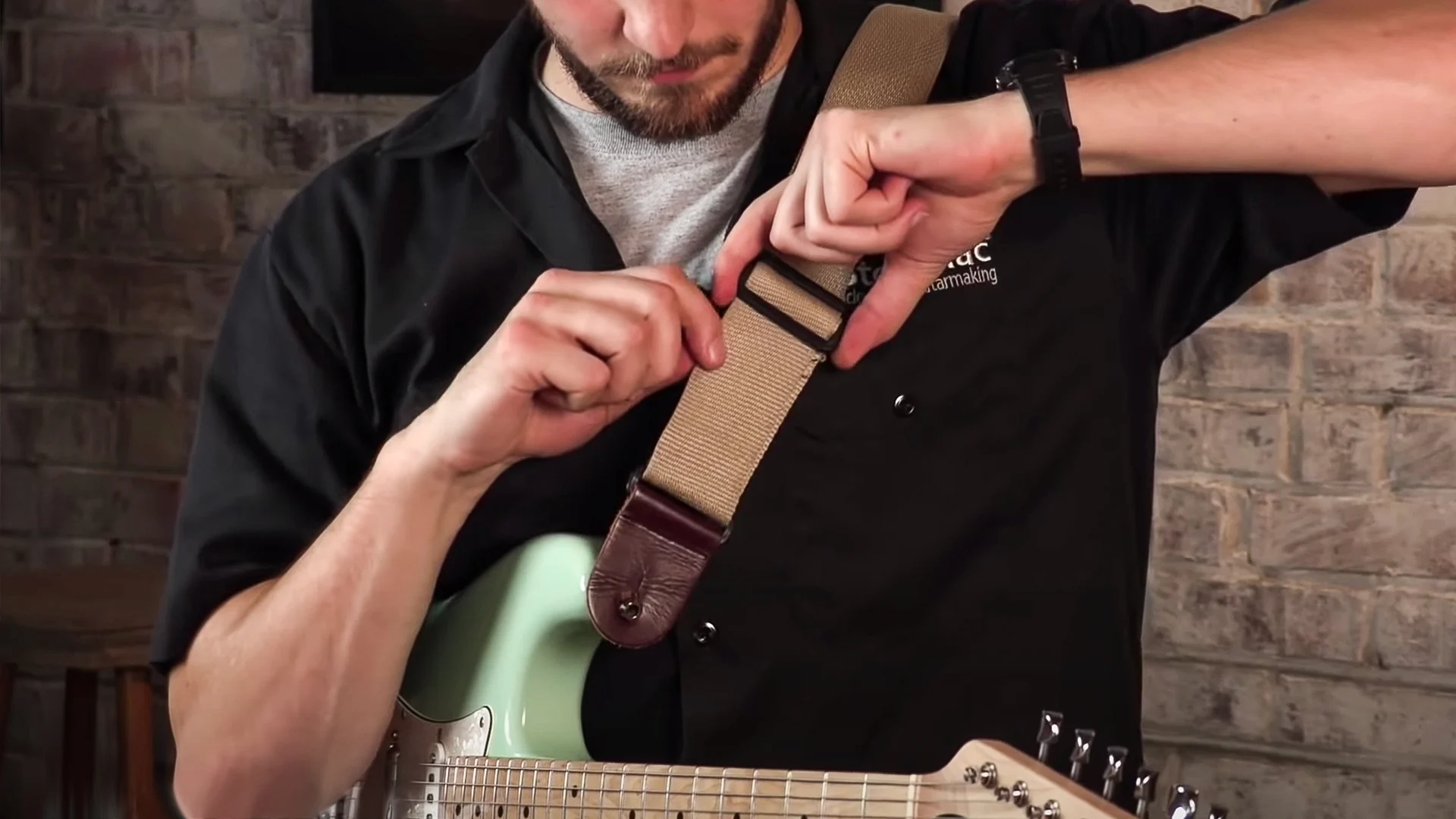 how-to-put-a-strap-on-an-electric-guitar