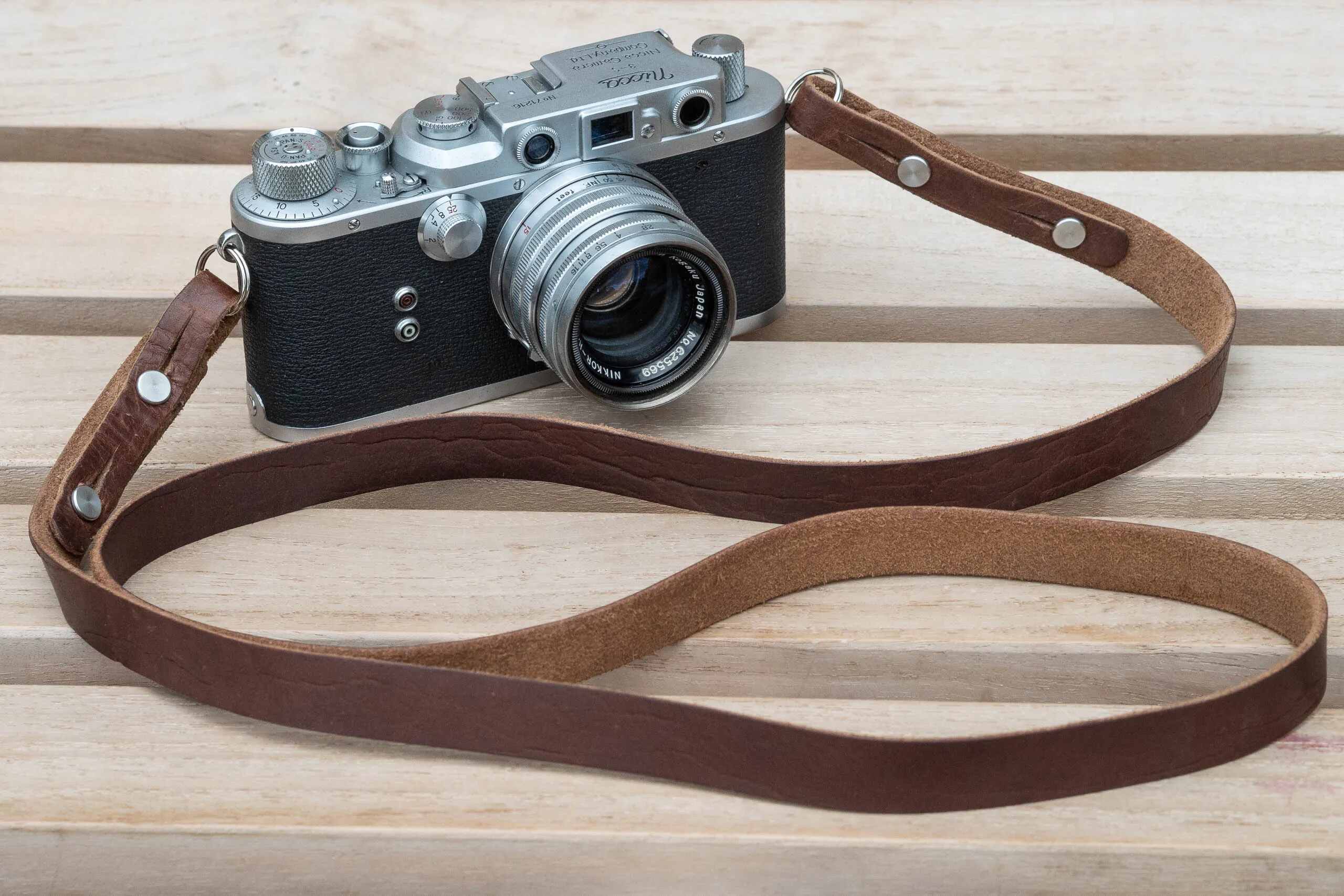 How To Put On A Mirrorless Camera Strap