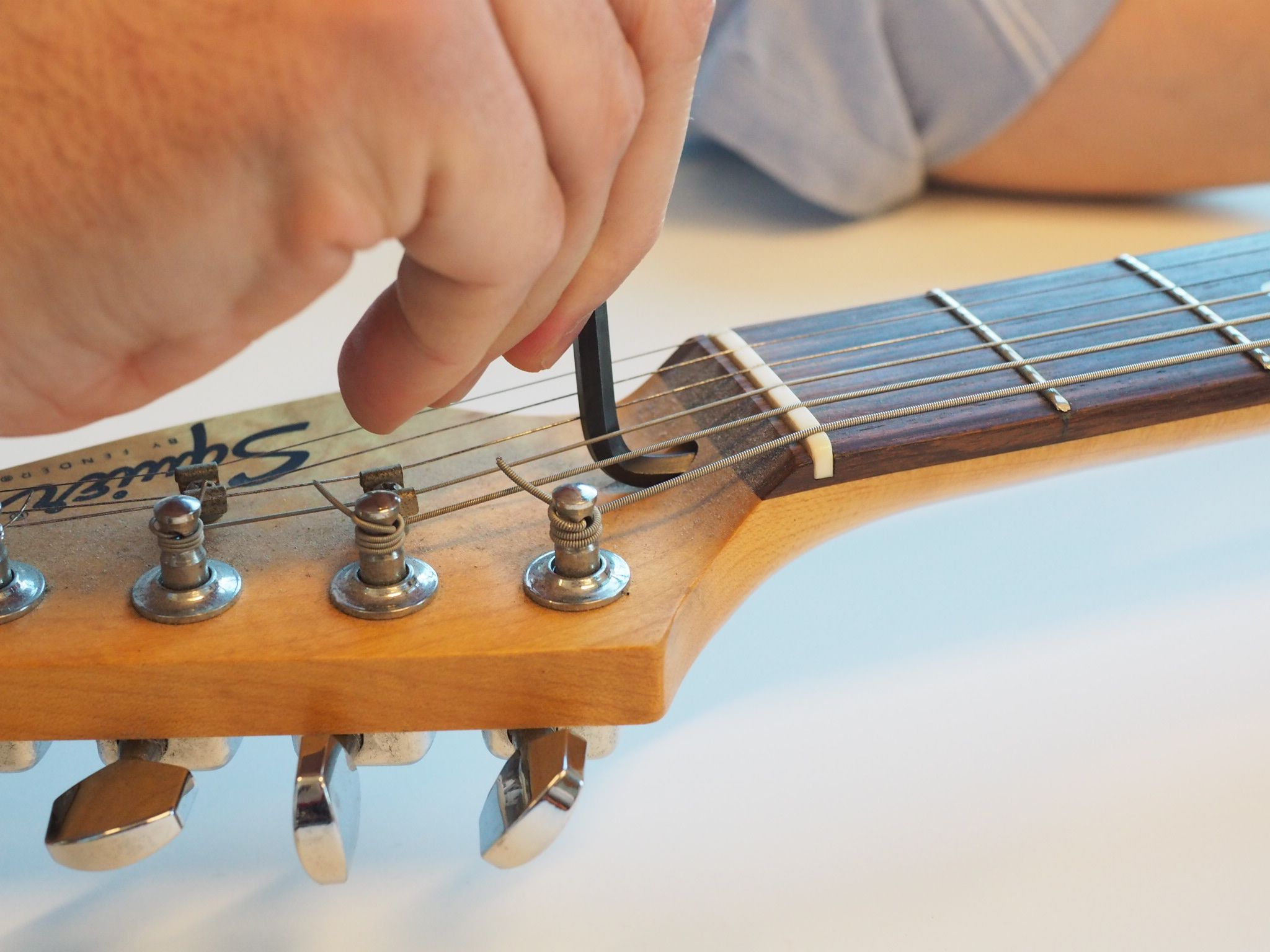 how-to-raise-electric-guitar-poles