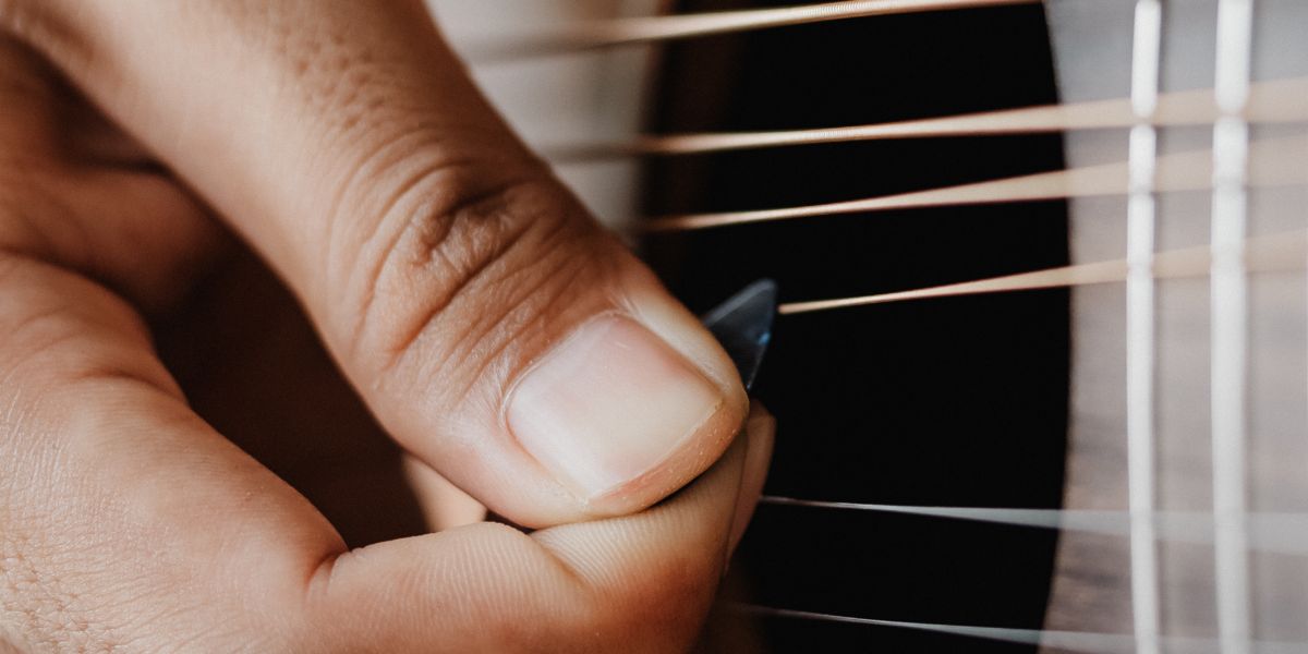 how-to-strum-an-acoustic-guitar