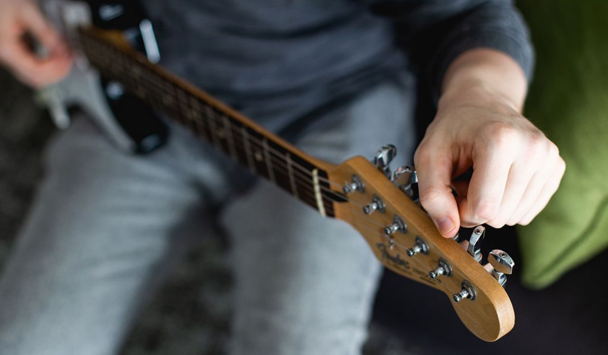 How To Tune An Electric Guitar Without A Tuner
