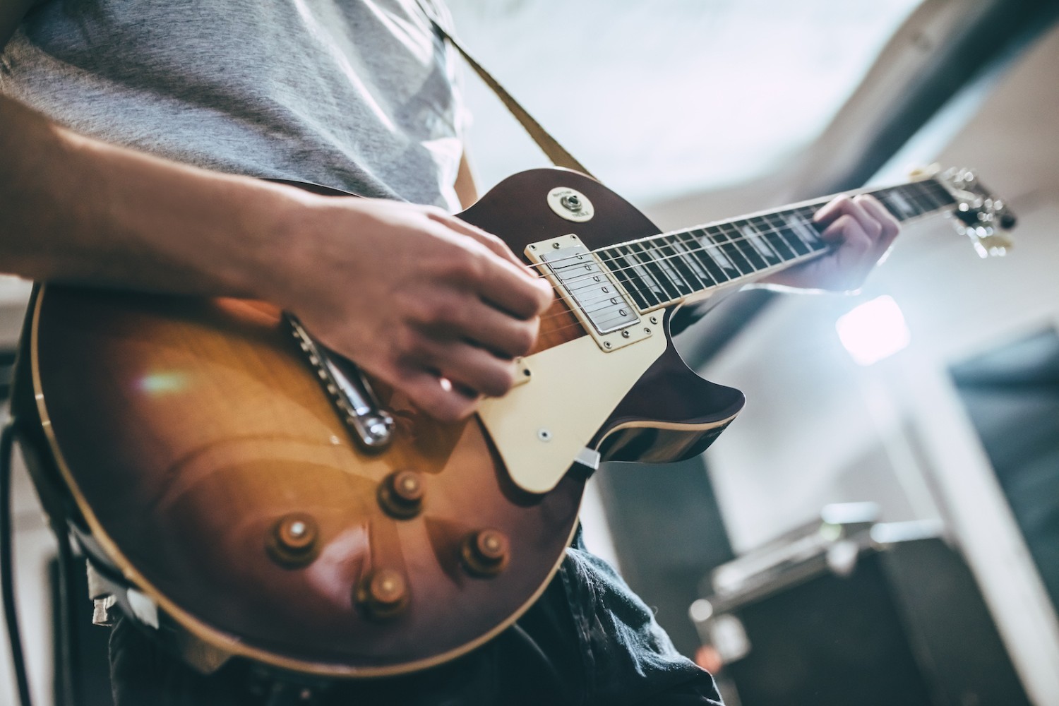 How To Use An Electric Guitar