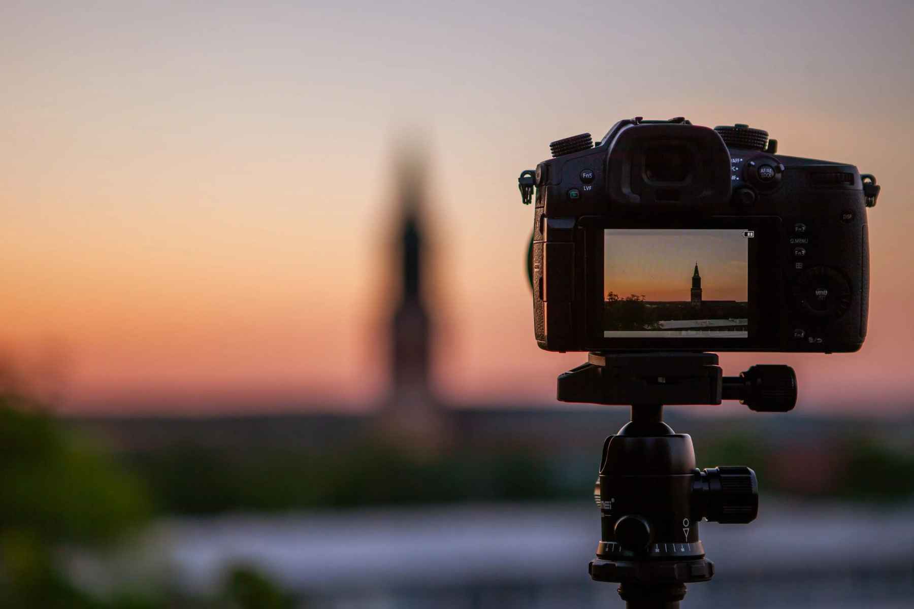 How To Zoom With A Mirrorless Camera