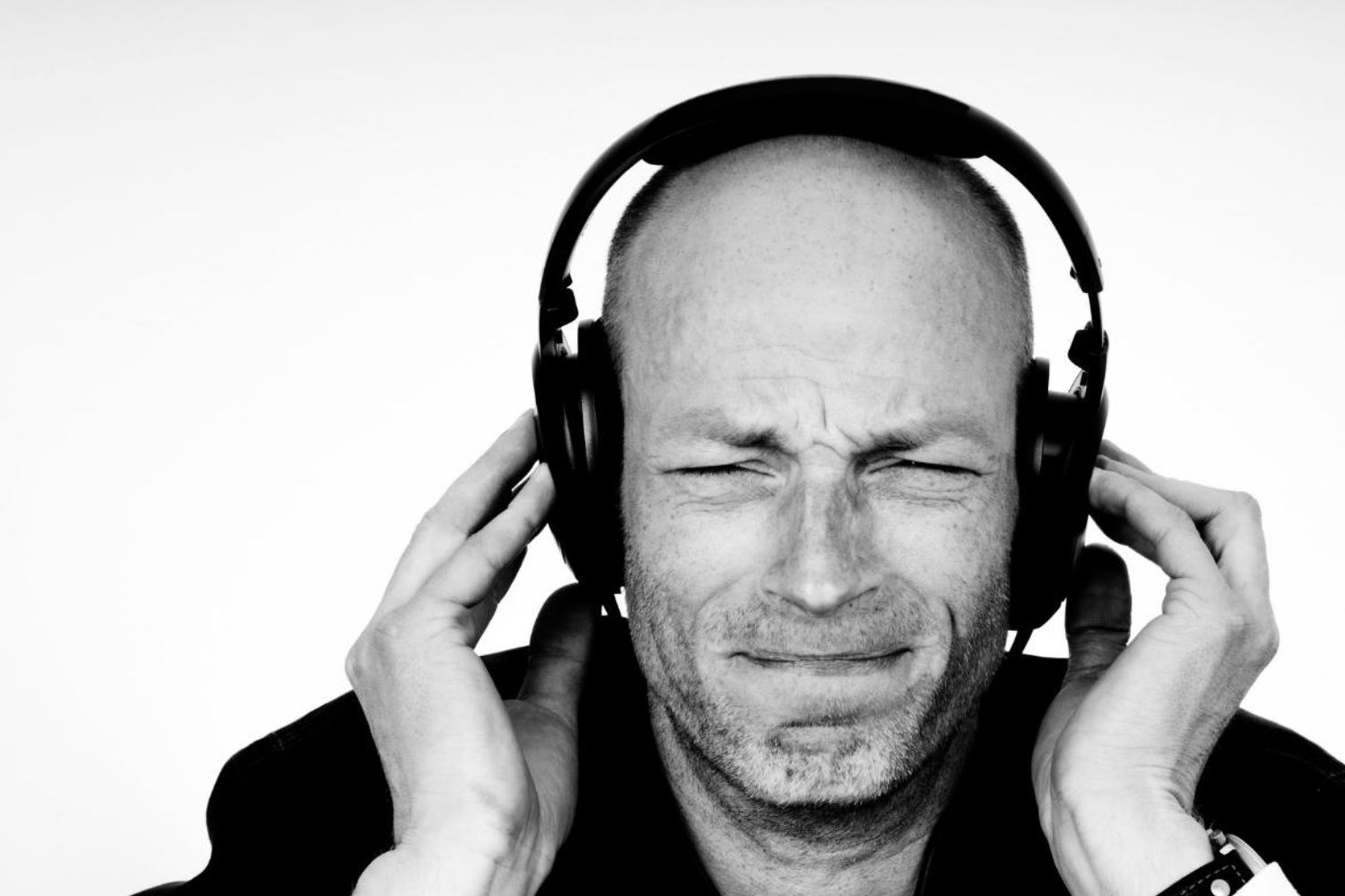 noise-cancelling-headphones-making-clicking-noise-when-i-move