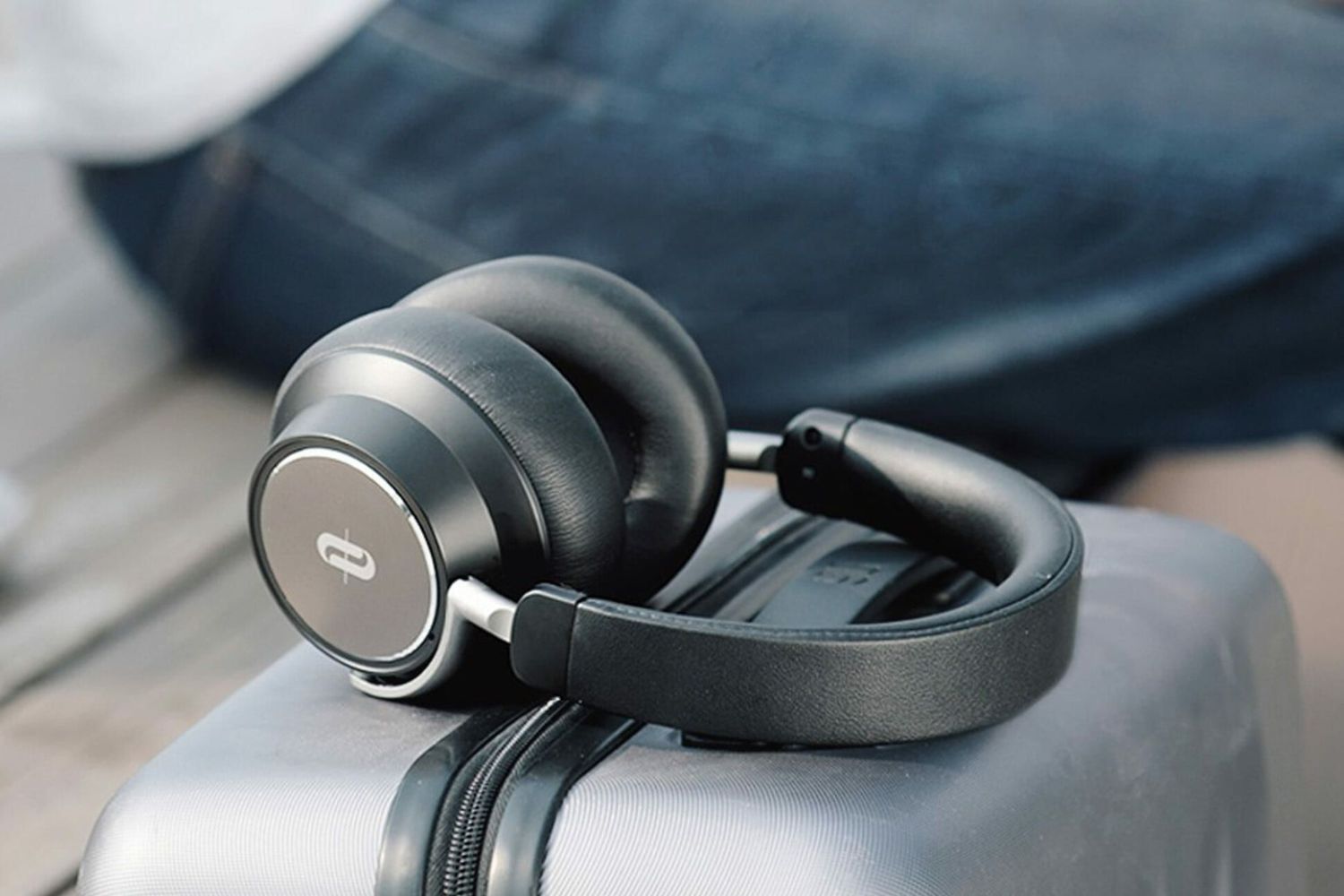 What Are Hybrid Noise Cancelling Headphones