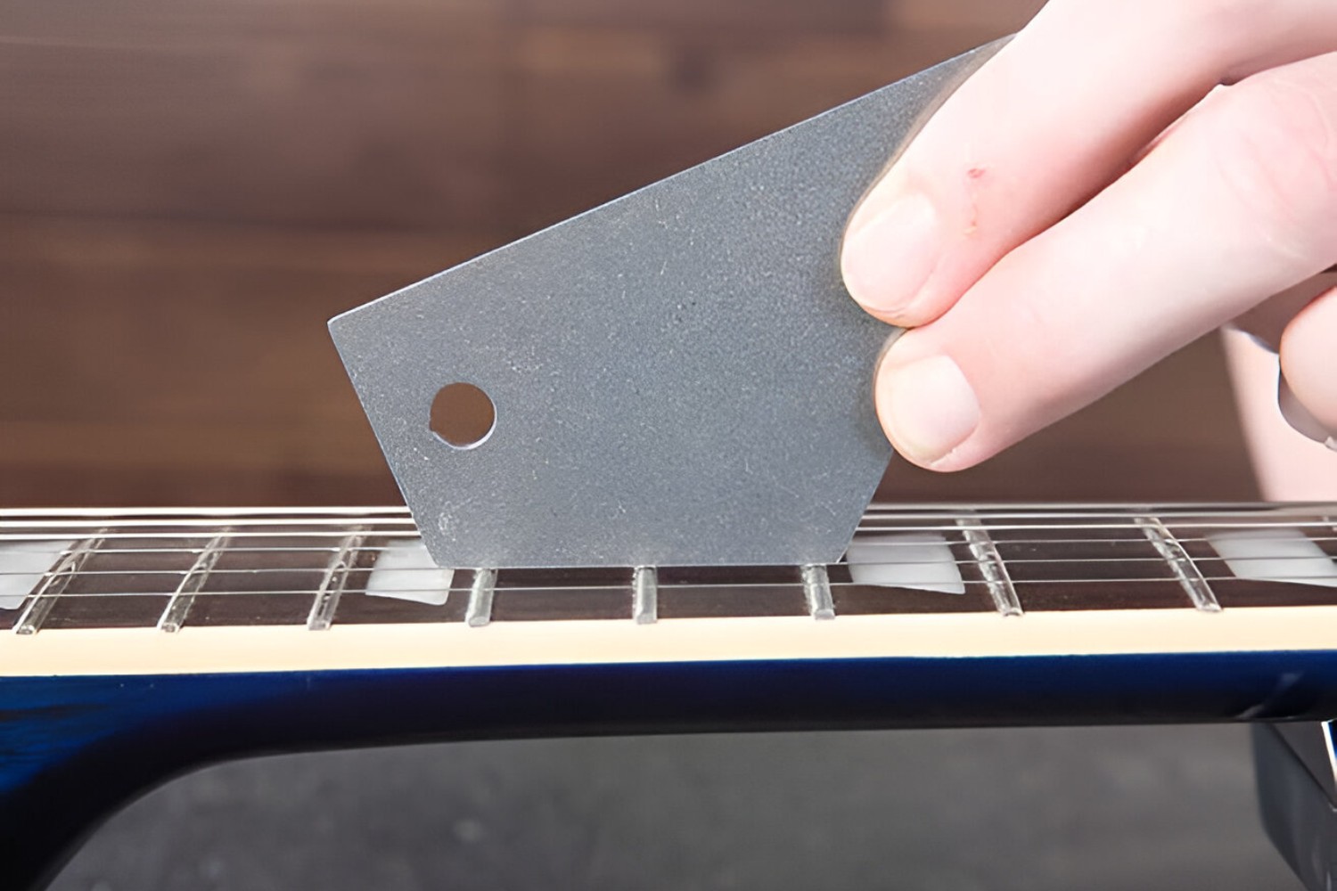 what-causes-fret-buzz-on-an-electric-guitar