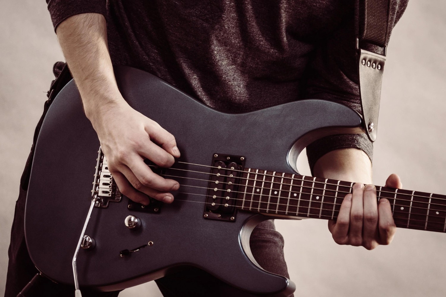 where-to-strum-on-an-electric-guitar