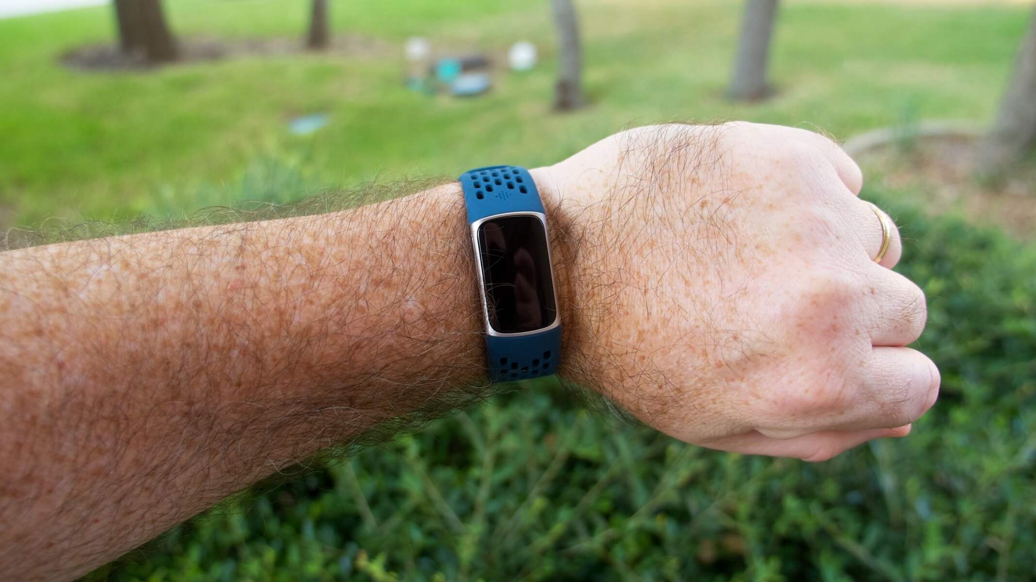 Black Screen Woes: Resetting Fitbit Charge 5 With A Black Screen