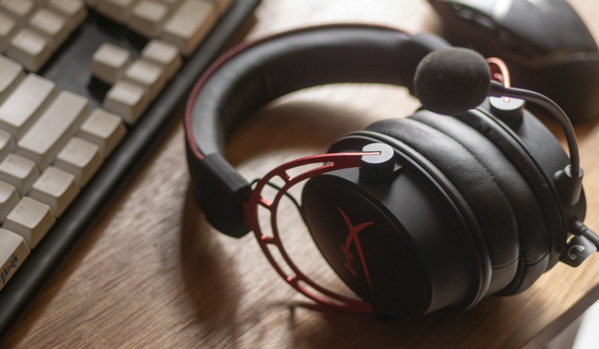 how-do-i-plug-in-mic-on-hyperx-cloud-gaming-headset