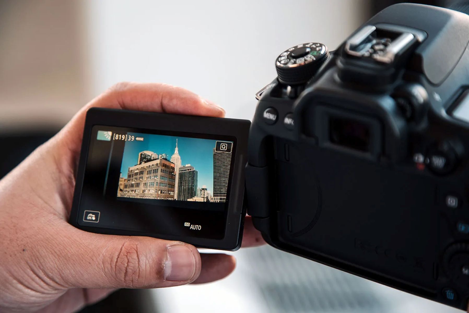 How To Operate A DSLR Camera