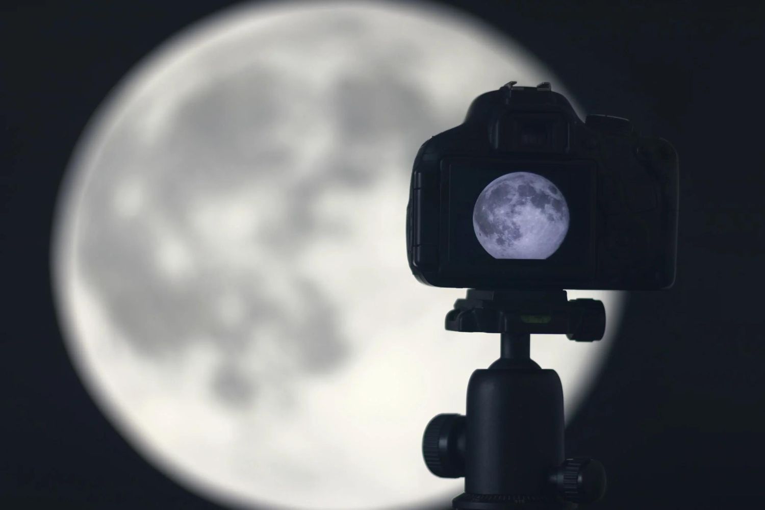 How To Take A Picture Of The Moon With A DSLR Camera