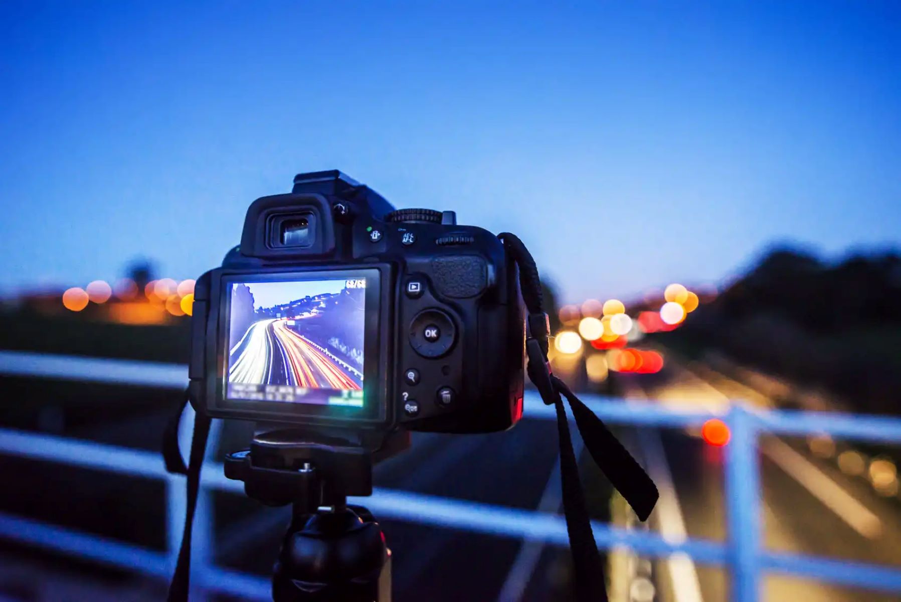 How To Use A DSLR Camera At Night