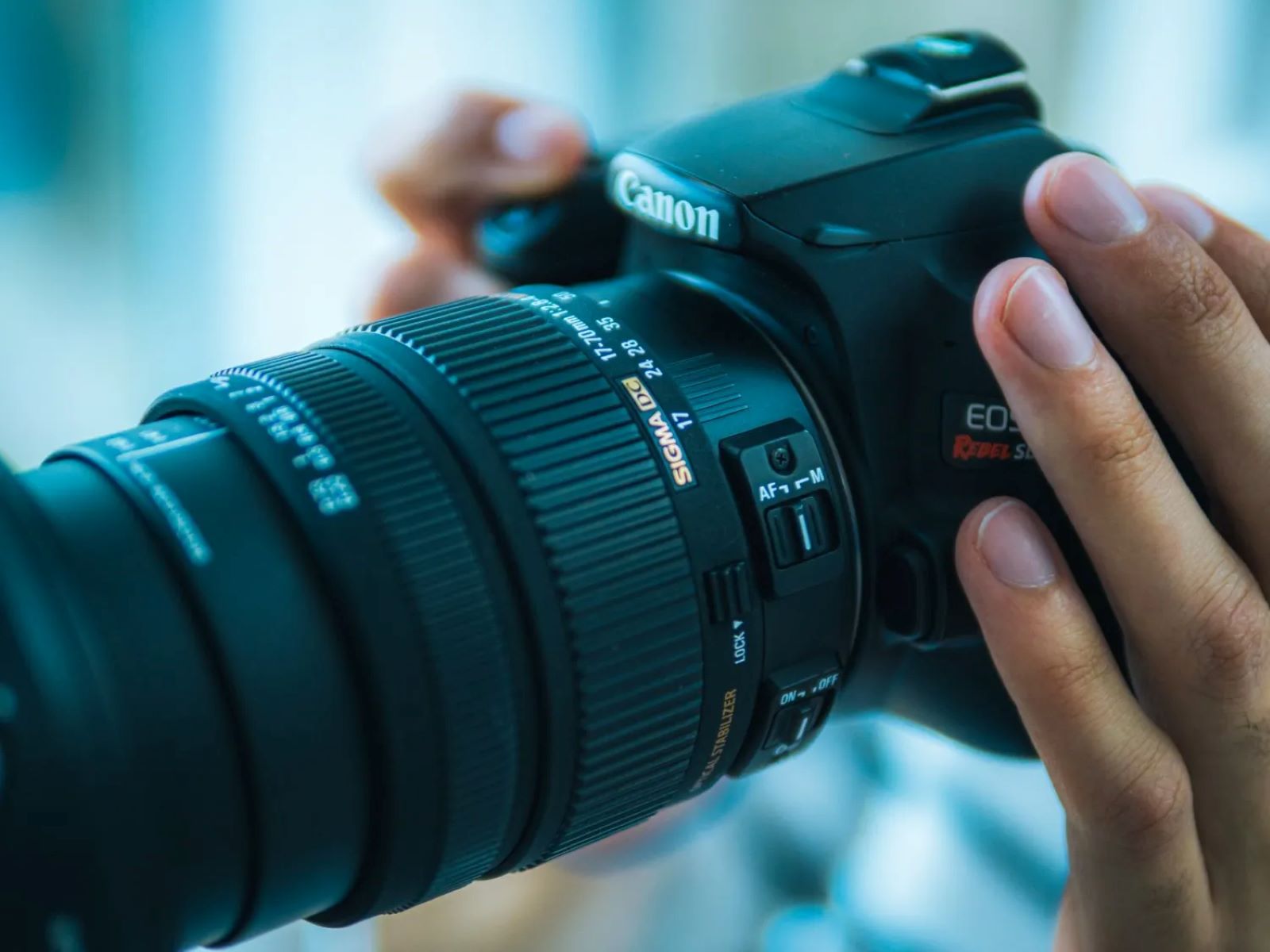 How To Zoom In On A DSLR Camera