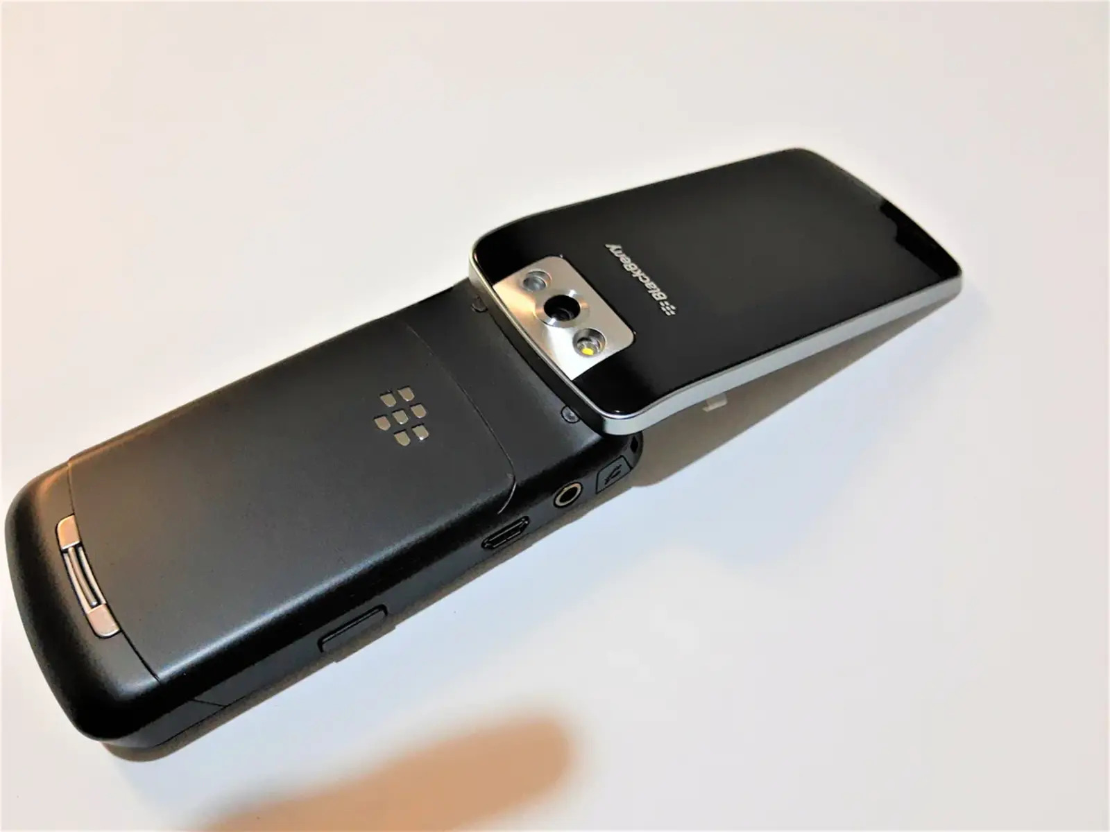 Identifying The SIM Card Location On Blackberry Pearl
