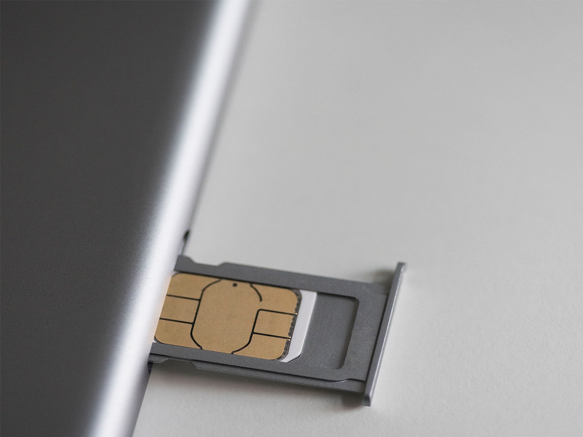 inserting-sim-card-in-iphone-se-a-step-by-step-guide